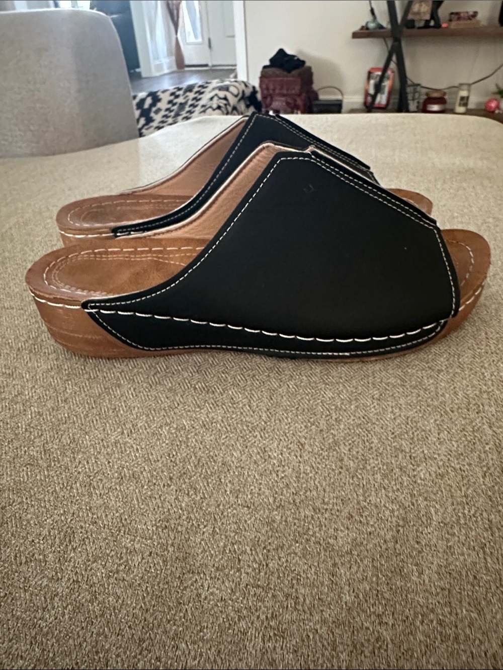 Black Slide Sandals for Women - Comfortable Everyday Style - Picture 3 of 4